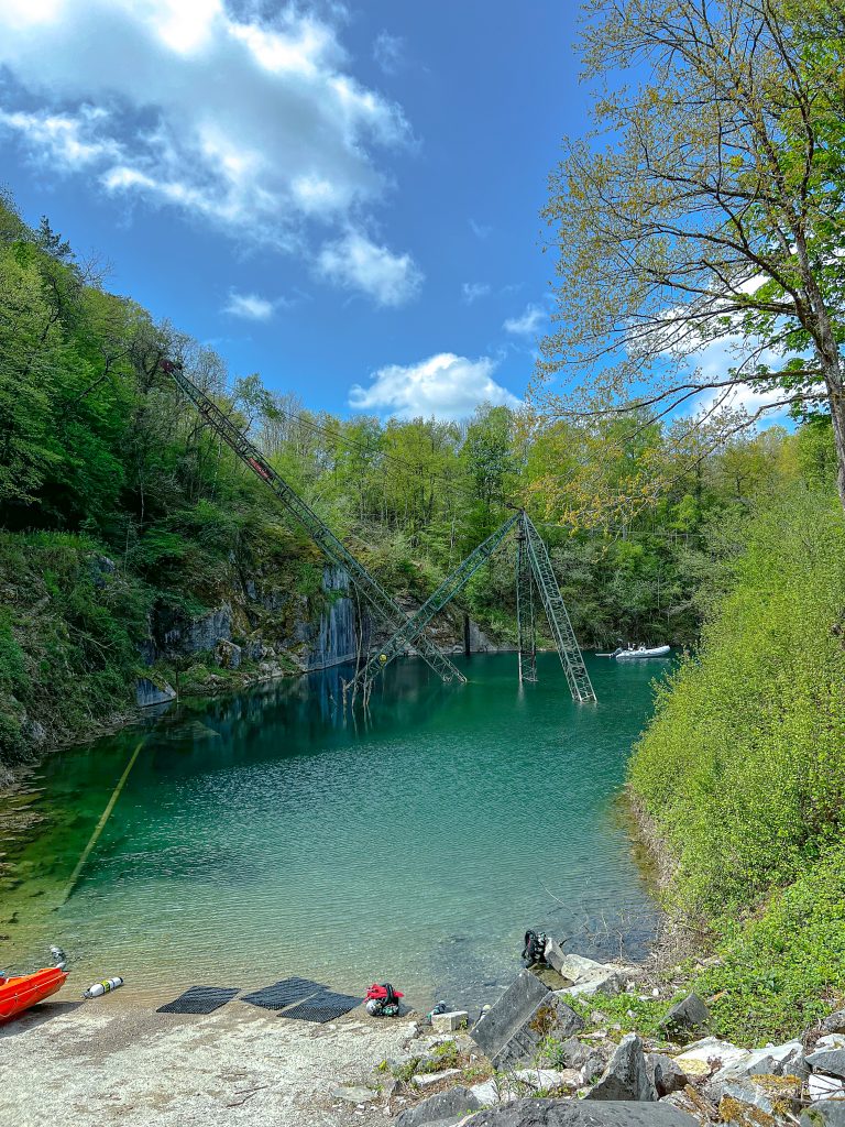 Vue de la carrière de Rochefontaine, célèbre site de plongée