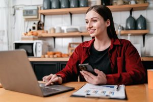 Personne utilisant un ordinateur pour rechercher des informations en ligne