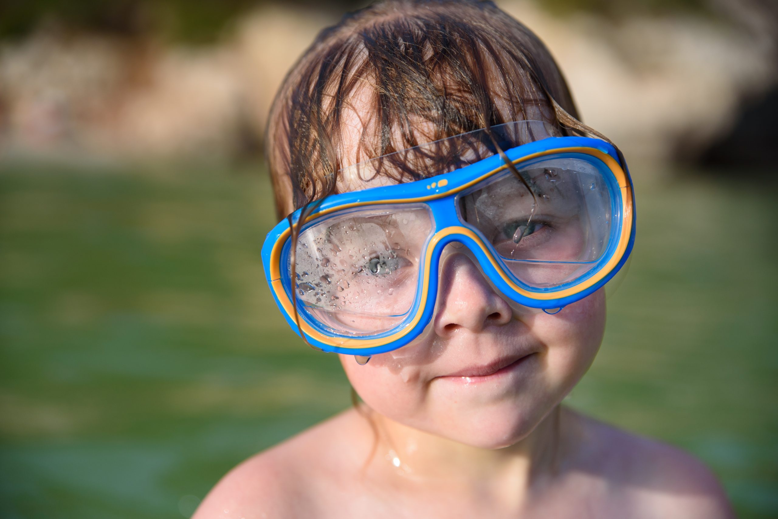 Jeune plongeuse avec de la buée dans son masque de plongée