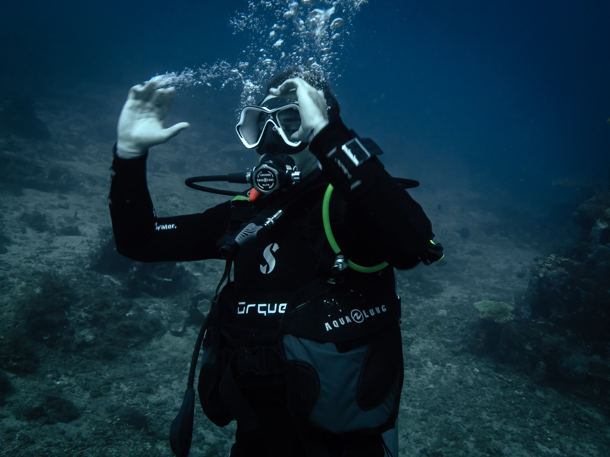 Découverte sous-marine : un plongeur en formation en France