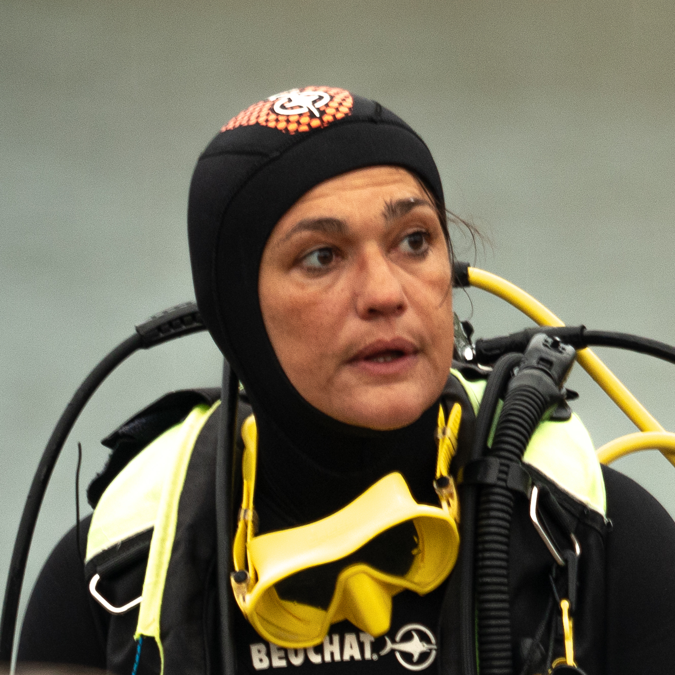 Alexandra Herrero, présidente du club de plongée Les Amis de la Mer, sortant de l’eau, équipée, après avoir participé à l’événement des 24 heures de plongée.