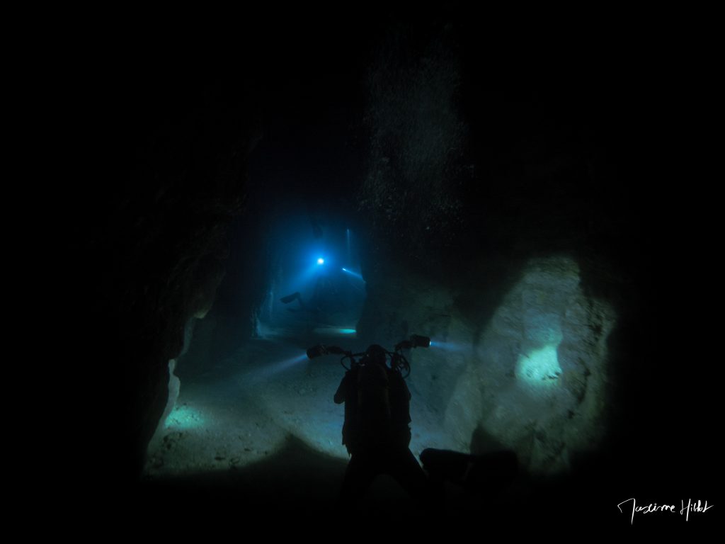 Exploration profonde de la grotte El Tubo à Tenerife, offrant une sensation unique de plongée souterraine.