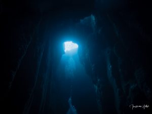 La grotte El Tubo, un site emblématique pour la plongée à Tenerife, où la lumière crée une atmosphère unique.