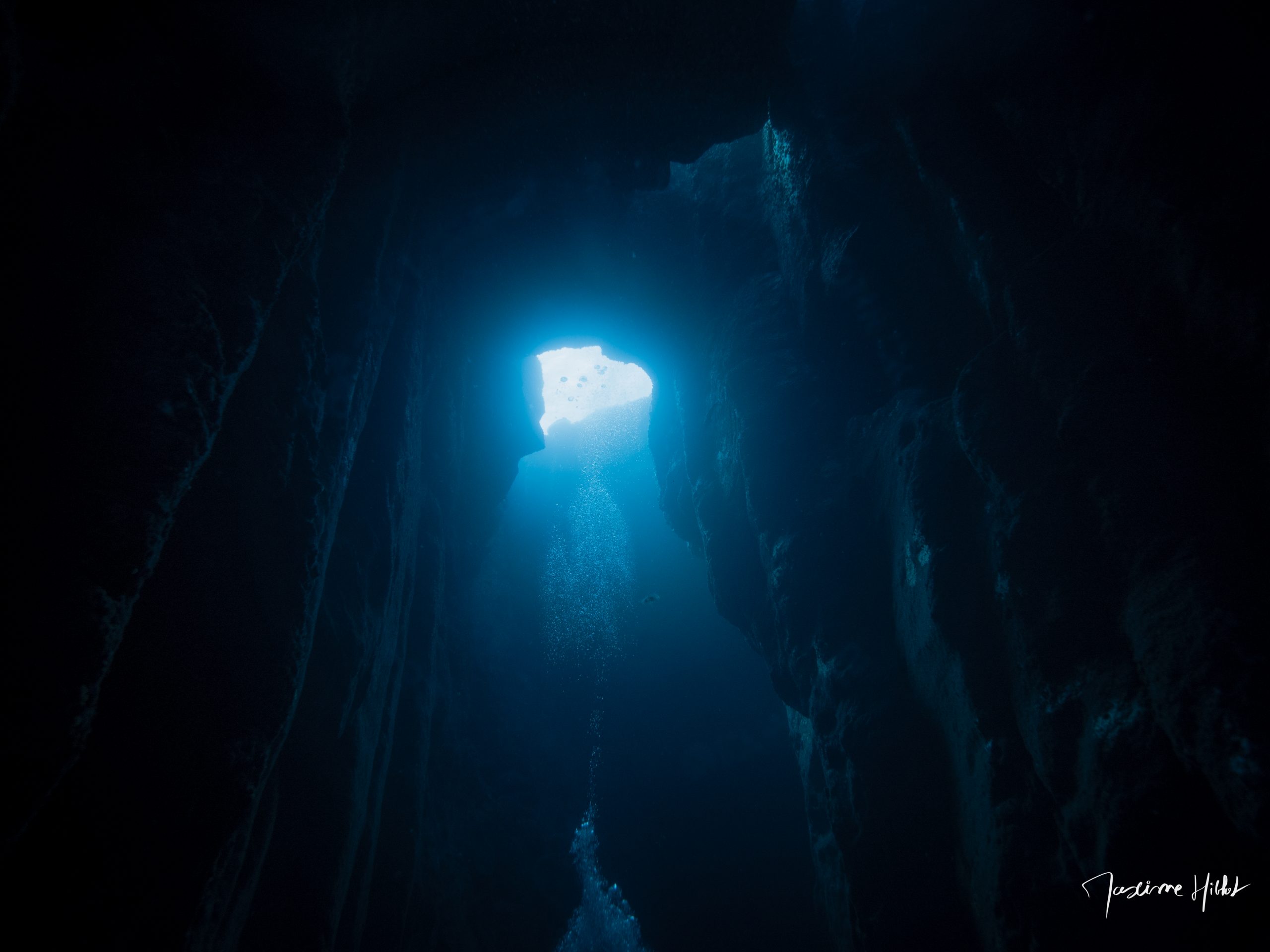 La grotte El Tubo, un site emblématique pour la plongée à Tenerife, où la lumière crée une atmosphère unique.