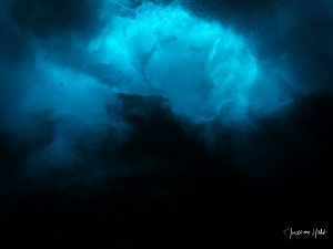 Ambiance spectaculaire créée par une vague qui s’écrase contre la côte de Tenerife, capturée dans une photo artistique.