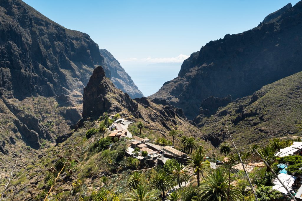 Vue du village verdoyant de Masca à Tenerife, un joyau naturel entre montagnes et mer, idéal pour les amateurs de nature et de plongée.