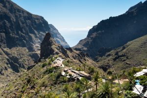 Vue du village verdoyant de Masca à Tenerife, un joyau naturel entre montagnes et mer, idéal pour les amateurs de nature et de plongée.