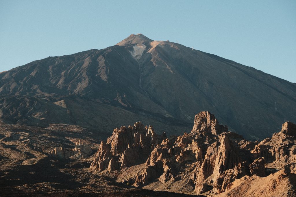 paysage montagneux et désertique avec une vue sur l’île, une destination parfaite pour la plongée et l’exploration terrestre.