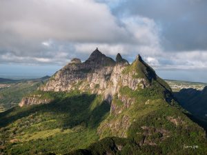 Vue panoramique des Trois Mamelles depuis Le Pouce, un paysage emblématique de l’île Maurice.