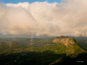 Vue panoramique des Trois Mamelles avec un arc-en-ciel au-dessus, prise depuis Le Pouce, à l’île Maurice.