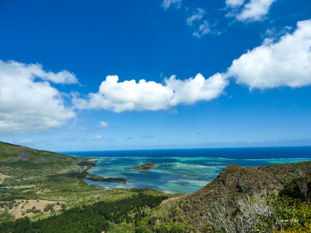 Vue panoramique du lagon turquoise depuis Le Morne, un paysage emblématique de l’île Maurice.