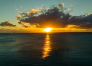 Coucher de soleil aux teintes dorées sur la plage de Mont Choisy, un moment magique à l’île Maurice.
