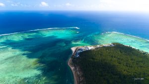 Vue panoramique du lagon turquoise depuis Le Morne, un paysage emblématique de l’île Maurice.