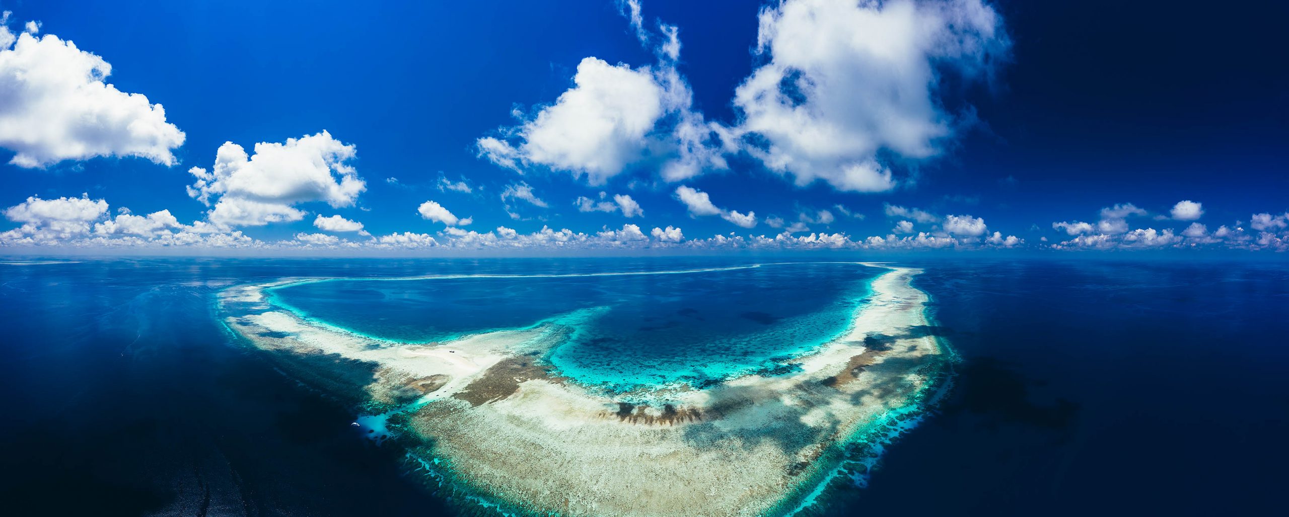 Tubbataha vu du ciel : une réserve marine isolée au cœur de la mer de Sulu.
