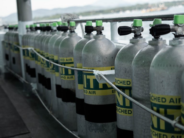 Bouteilles de plongée au Nitrox alignées sur le pont d’un liveaboard à Tubbataha