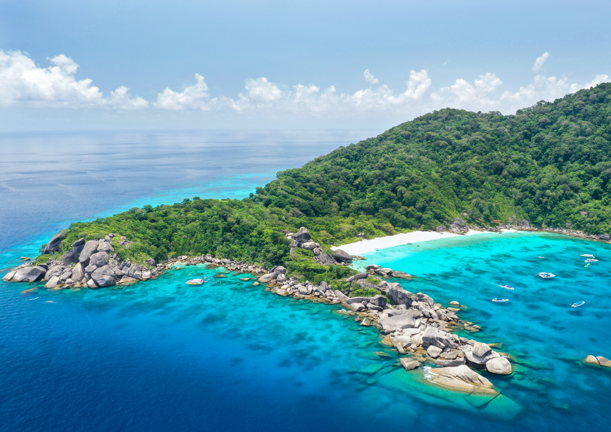 Une île des Similan capturée par drone : entre jungle luxuriante et rivage immaculé.