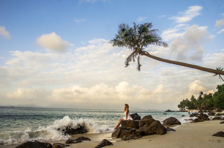 Plage de Khao Lak au sable doré, avant une croisière vers les îles Similan
