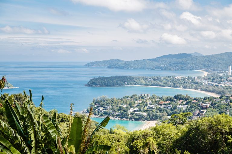 Vue panoramique de Phuket avant une croisière plongée aux îles Similan