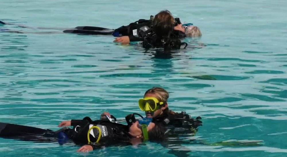 Plongeurs détendus en surface pratiquant le protocole Bathysmed de plongée thérapeutique