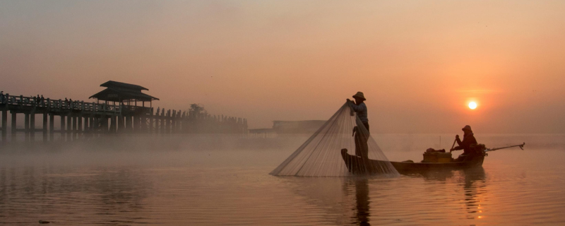 Pêcheurs au coucher de soleil au Myanmar — plongée Mergui Asie du Sud-Est