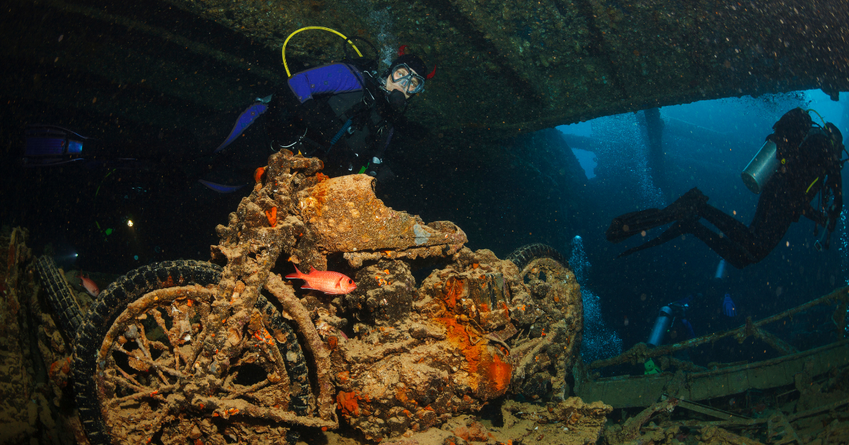 Plongeur en exploration dans un site de plongée international — spot de plongée voyage