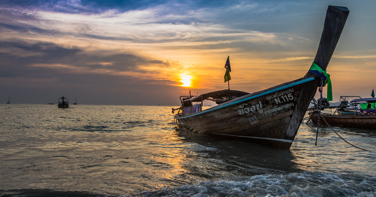 Bateau traditionnel au coucher de soleil en Asie — voyage de plongée en Asie