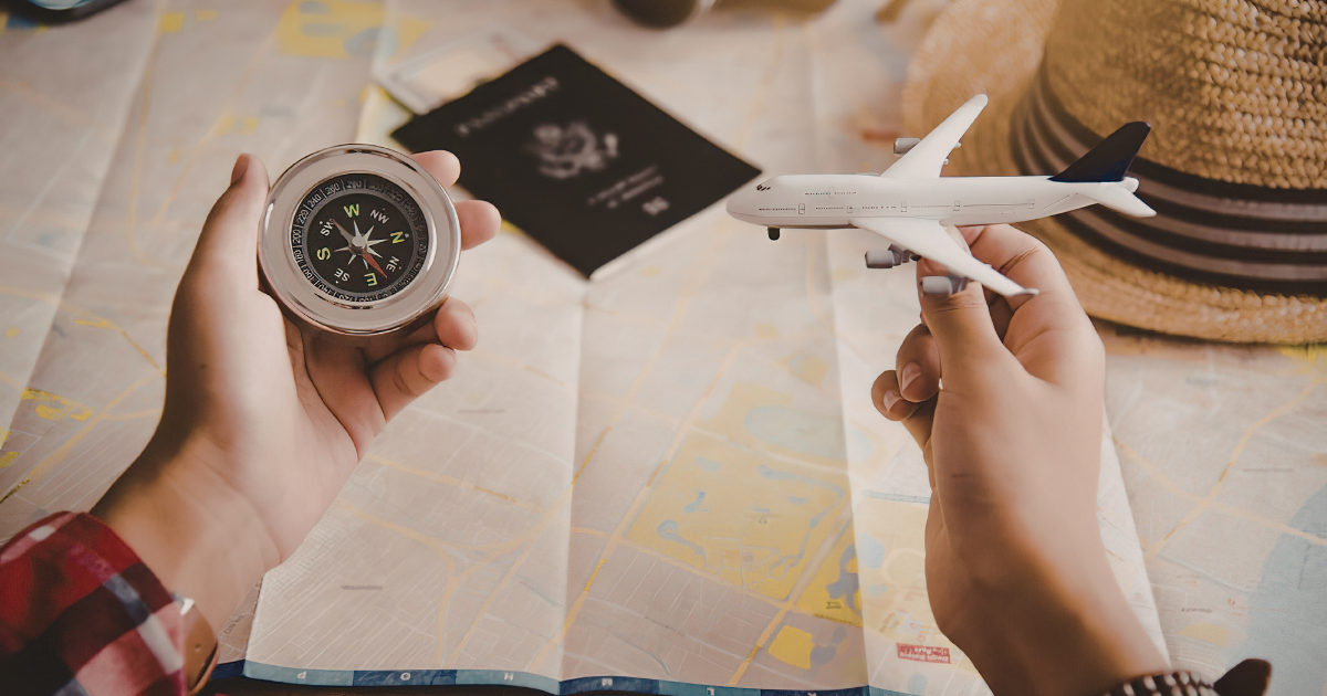 Illustration carte du monde avec avion — guide destinations de plongée