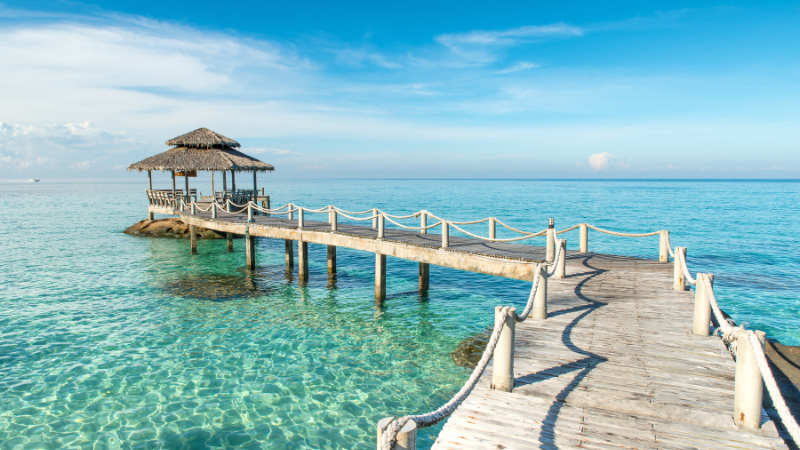 Ponton en bois sur une mer translucide en Thaïlande — golfe de Thaïlande