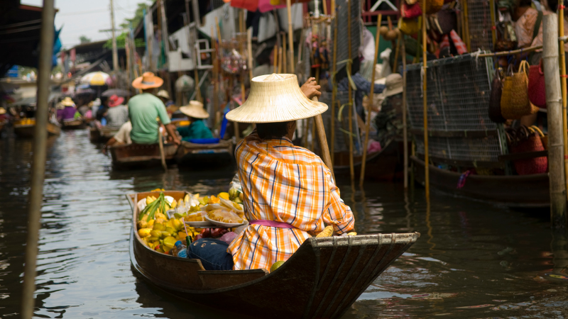 Marché flottant sur l'eau en Thaïlande