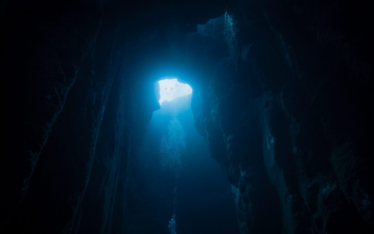 La grotte El Tubo, un site emblématique pour la plongée à Tenerife, où la lumière crée une atmosphère unique.