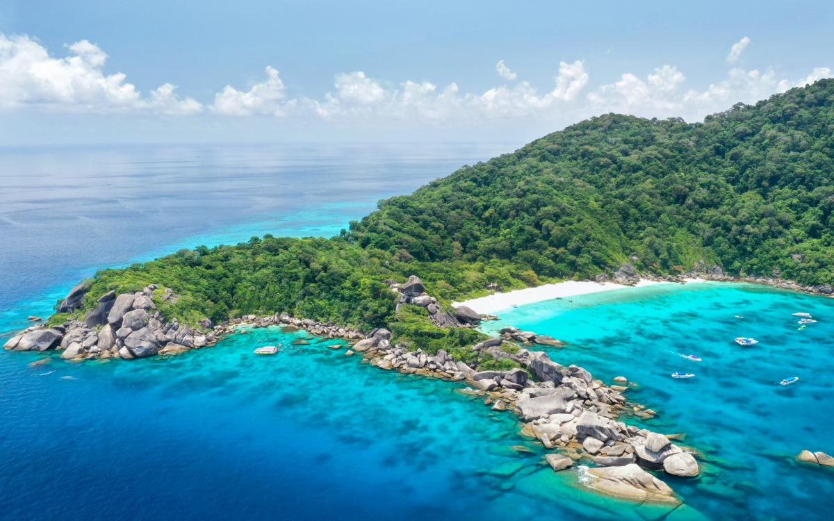Vue drone spectaculaire d’une île des Similan avec jungle et plage de sable blanc