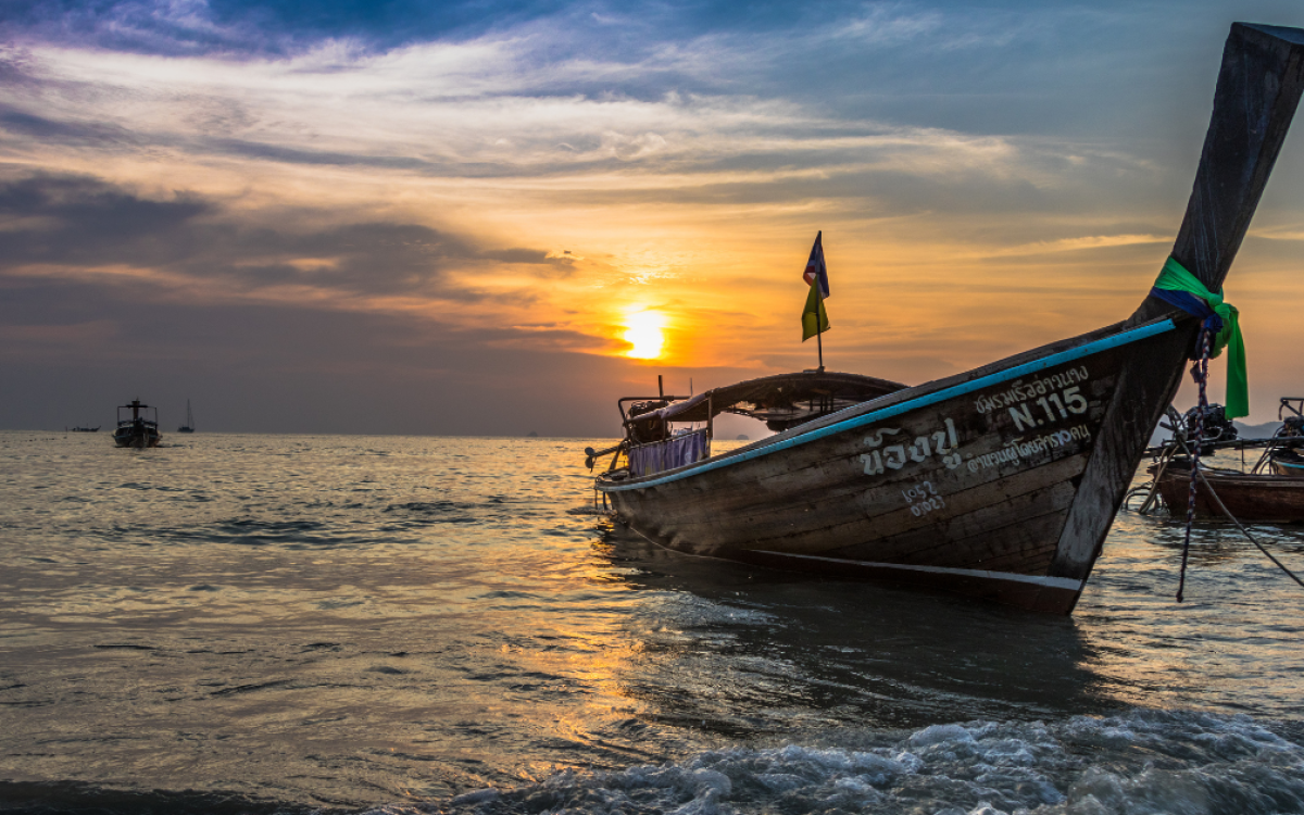 Bateau traditionnel au coucher de soleil en Asie — voyage de plongée en Asie