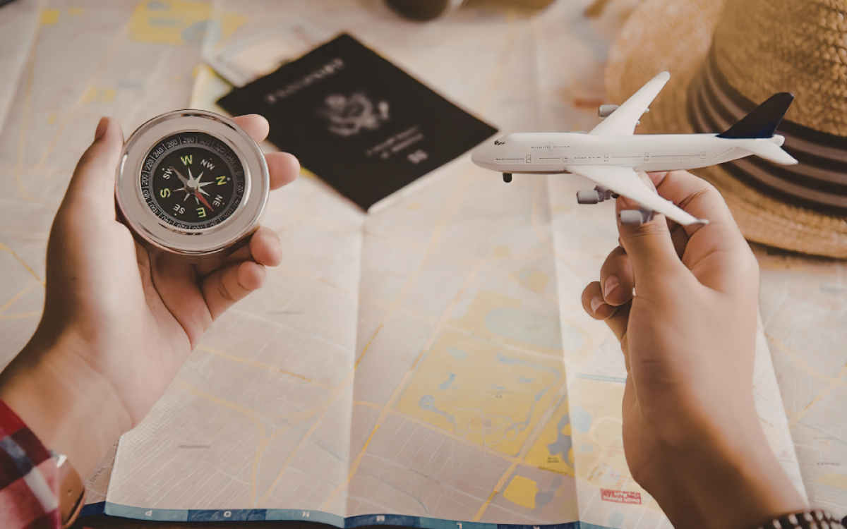 Illustration carte du monde avec avion — guide destinations de plongée