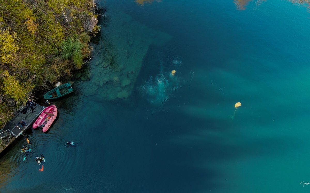 La carrière de Vodelée comme vous ne l'avez jamais vue : Cette magnifique photo aérienne prise par Maxime HIBLOT dévoile les eaux cristallines et les plongeurs explorant ce site de plongée belge.
